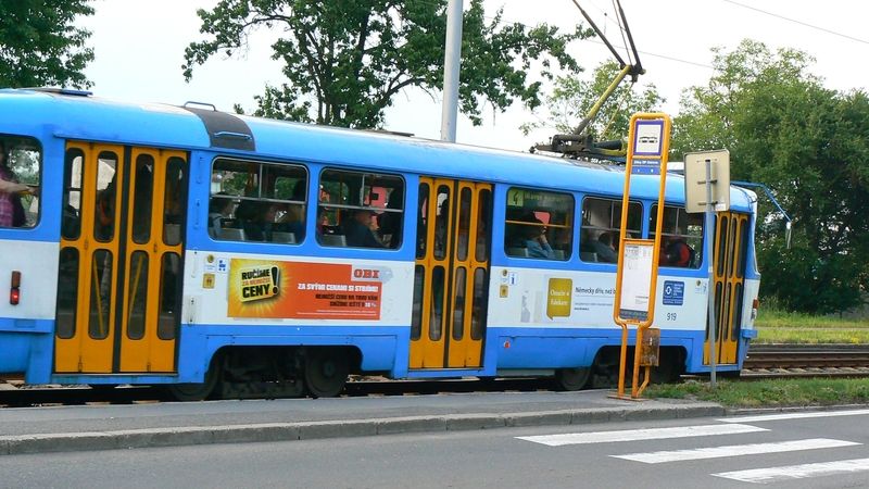 Muž v Ostravě přecházel koleje, smetla ho přijíždějící tramvaj